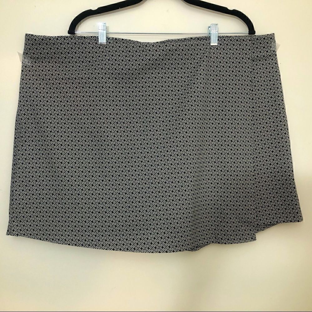 NWT Est 1946 24W Really Nice Black & White Skort!!